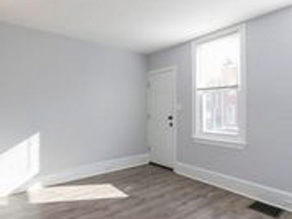 4th image of 1123 W 3rd St