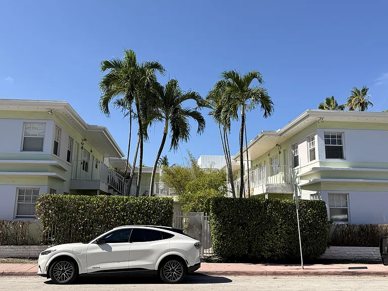 915 SW 8th St #102 — Photo 1
