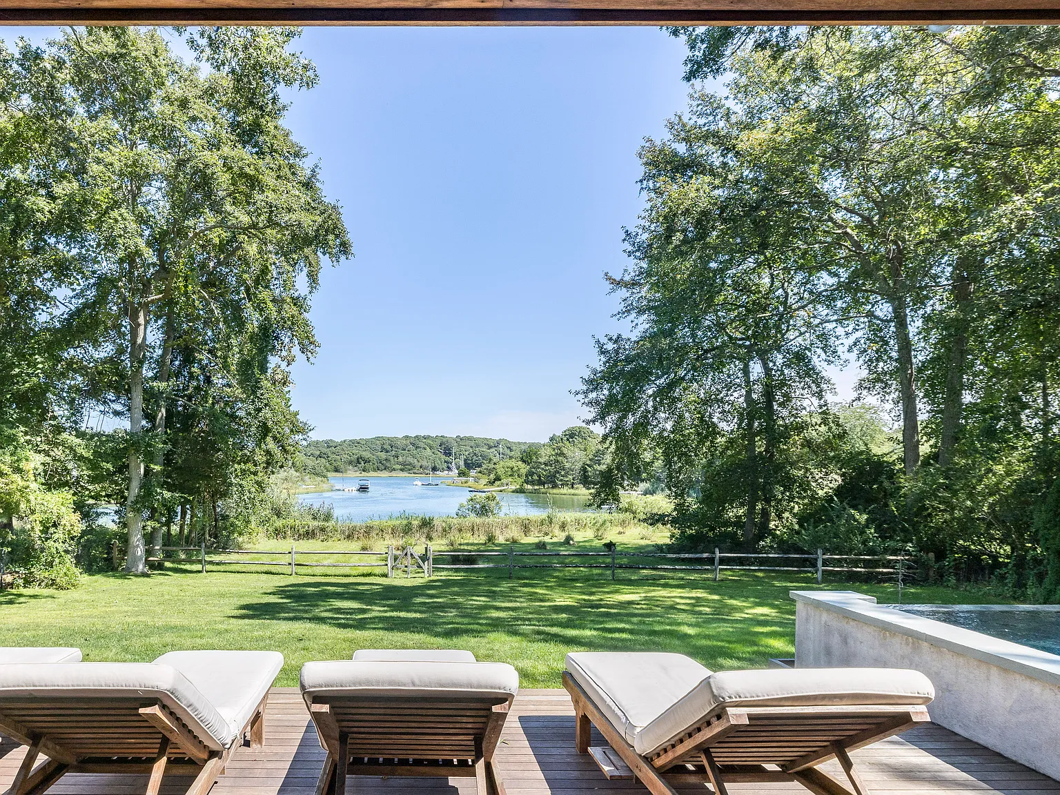 Chic Waterfront Retreat in Hampton Waters — Photo 1