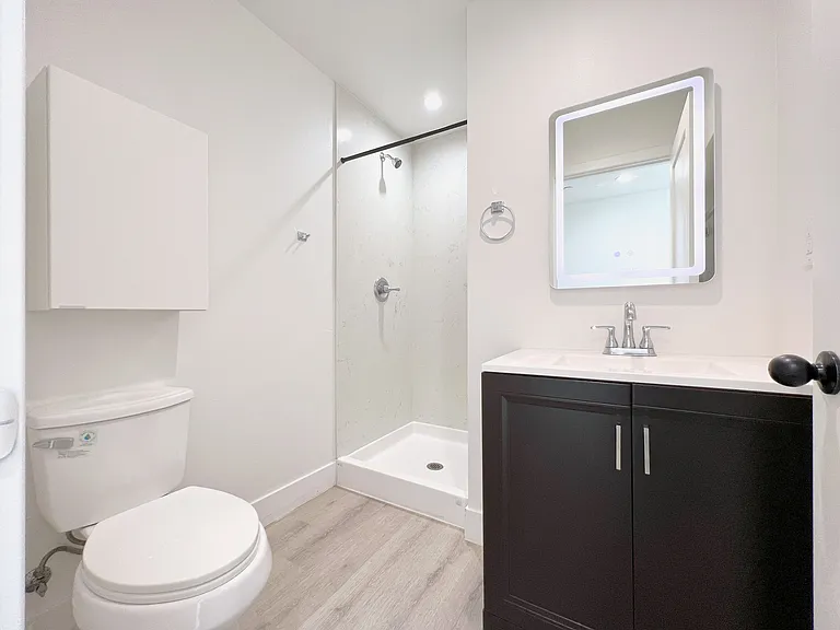 1353 1/4 W 37th St #4 — Photo 9