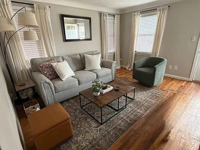 22406 Colony St — Photo 2