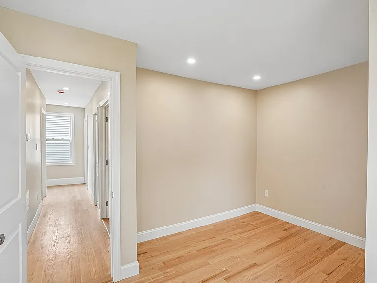 559 Winthrop St — Photo 25