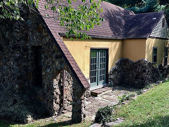 






Side Patio


