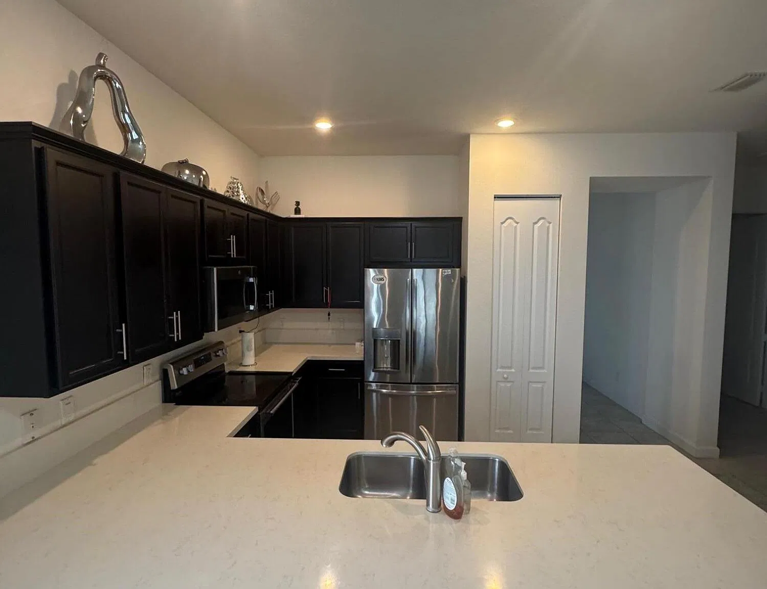 3 bed, 2.0 bath, 2170 sqft, $3,400 — Photo 3