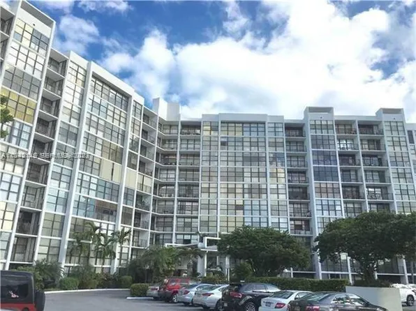 800 Parkview Dr #A1018, Hallandale, FL 33009