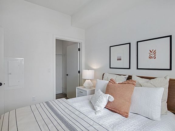 2nd image of 5531-5541 N Greeley Ave #5541/104
