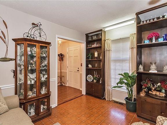 4th image of 631 Woodhaven Dr