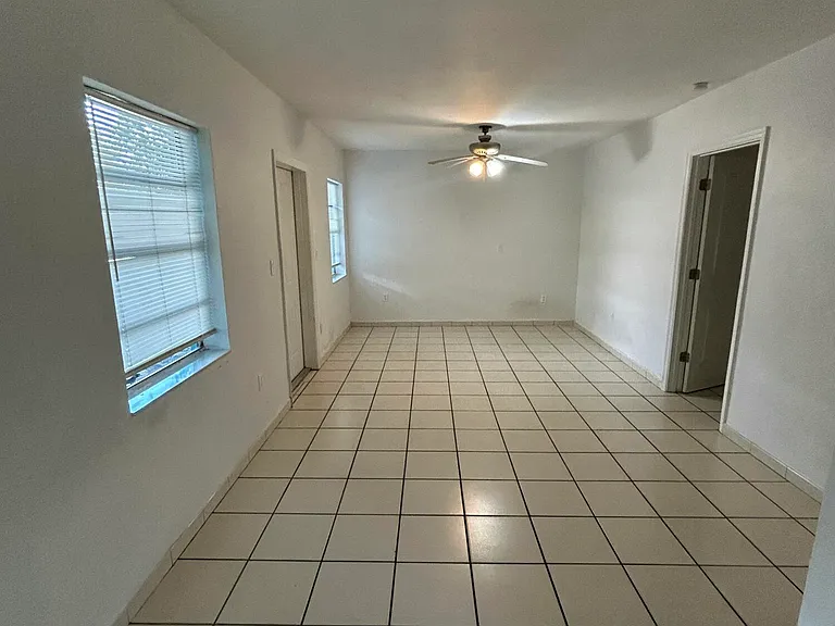 1002 SW 28th St — Photo 5