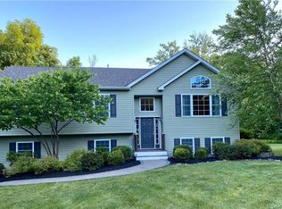 5 Terrizzi Dr, Wallkill, NY 12589