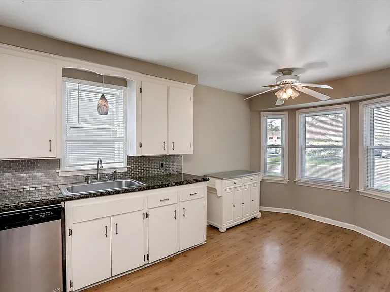 120 N Rembrandt Ave — Photo 2