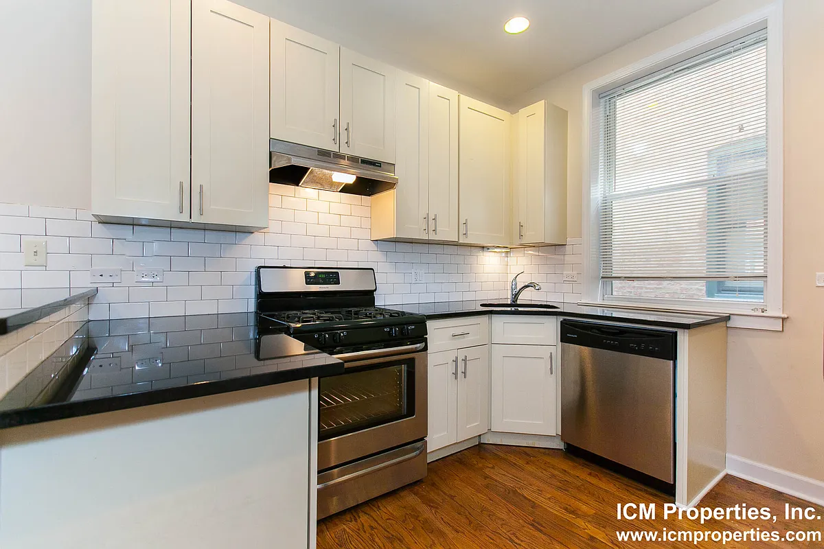 Building Photo - 838 W Cornelia Ave #1