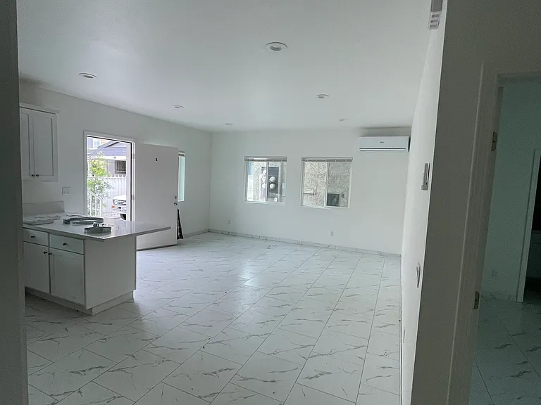 12761 Valencia Way — Photo 10