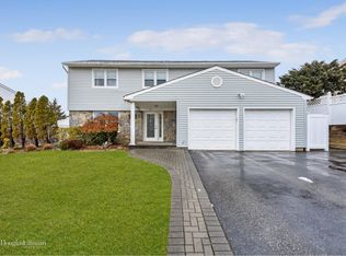 15 Fams Dr, Plainview, NY 11803