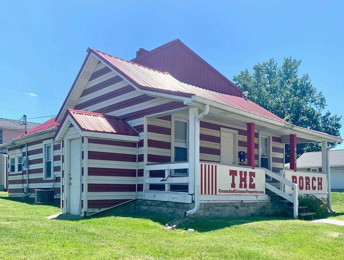 "The Porch" - Abnb, Short Term, Monthly And Long-Term Rental. Famous Iu Tailgate House — Photo 2