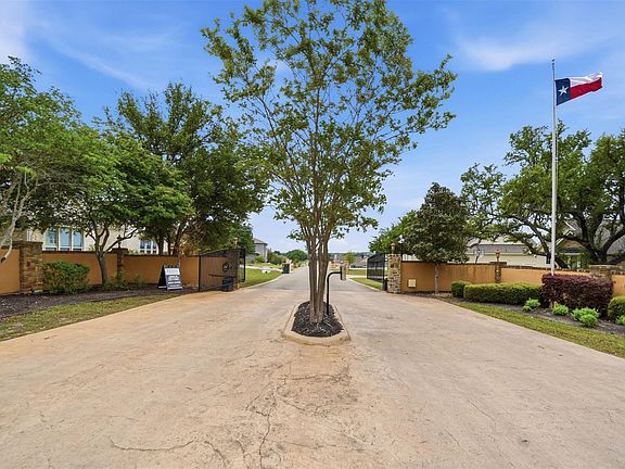 4th image of 320 Onion Creek Ln
