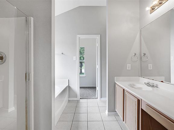 4th image of 2417 Highridge Dr