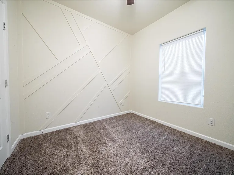 3239 Pine St — Photo 8