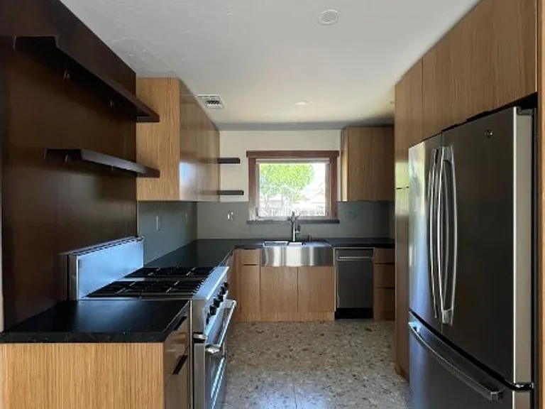 1695 Lilac Ln #B — Photo 2
