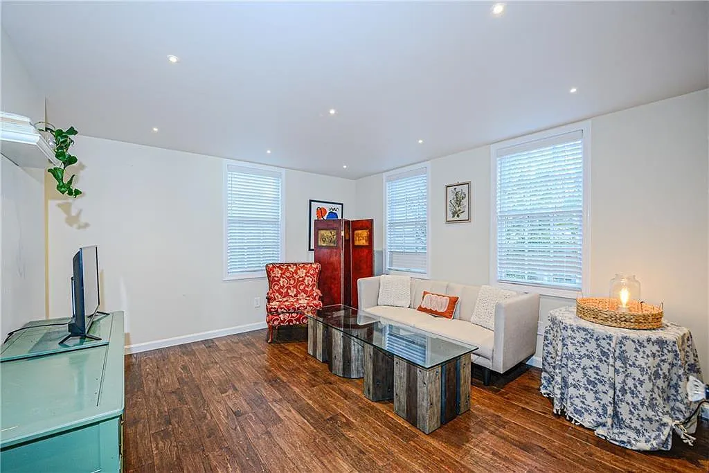 2 bed, 1.5 bath, 1139 sqft, $3,800 — Photo 3