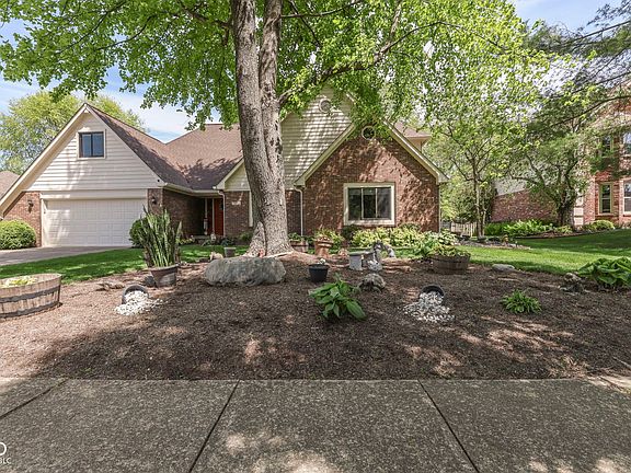 5th image of 275 Adrienne Dr