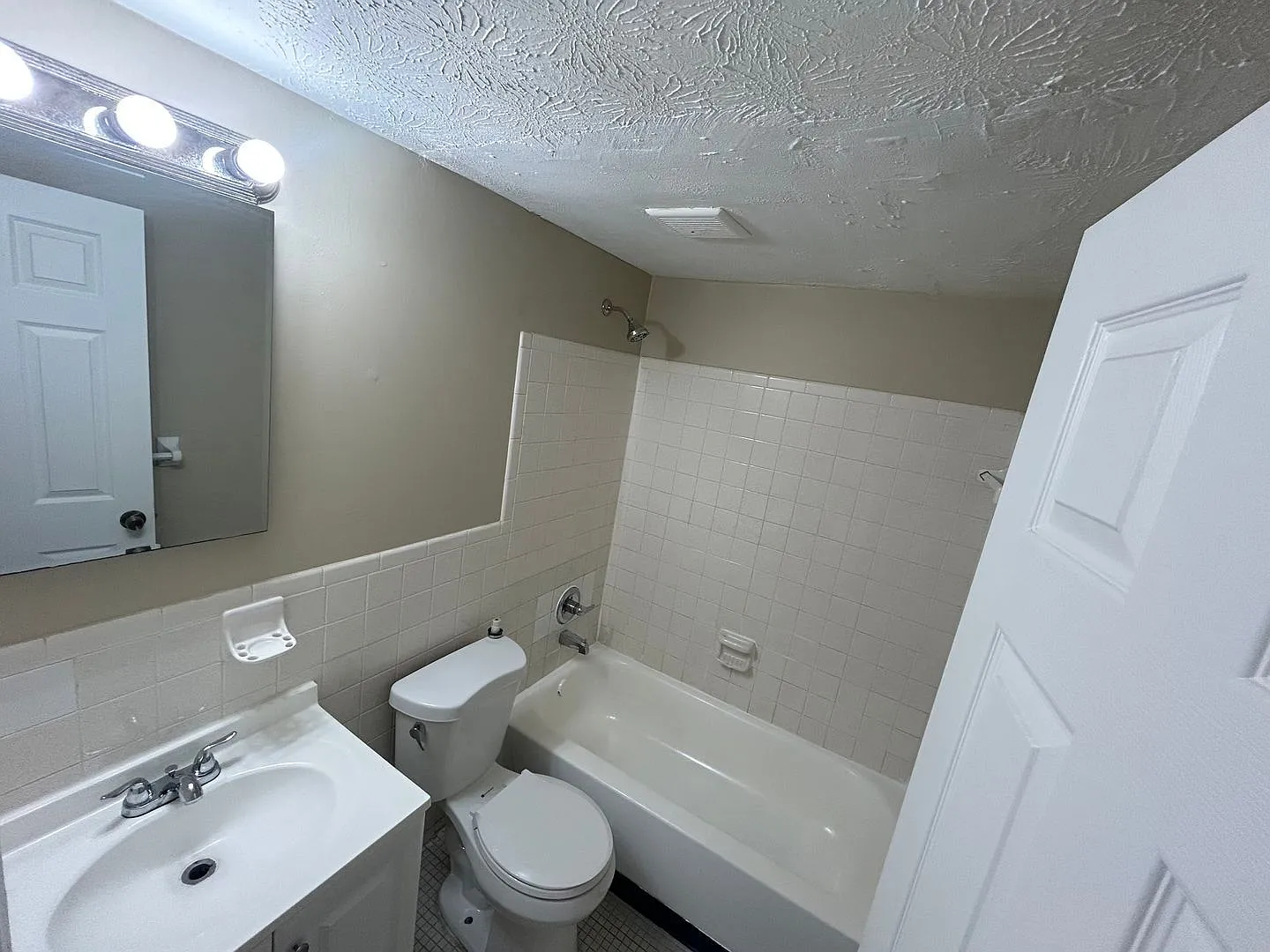 1 bed, 1.0 bath, $795 — Photo 4
