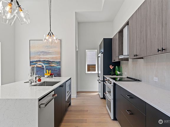 5th image of 10048 Ravenna Avenue NE