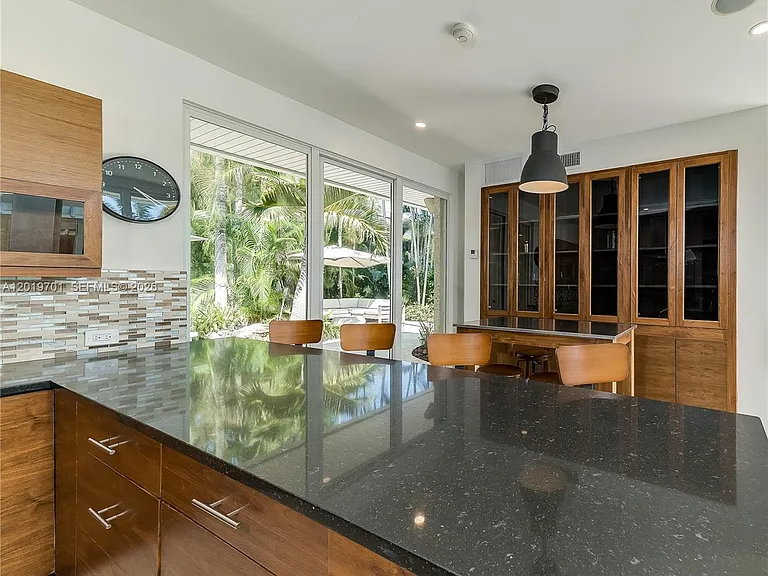 111 S Hibiscus Dr — Photo 9