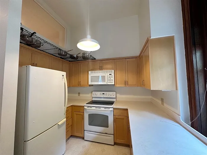 Building Photo - 88 Park Ave #204