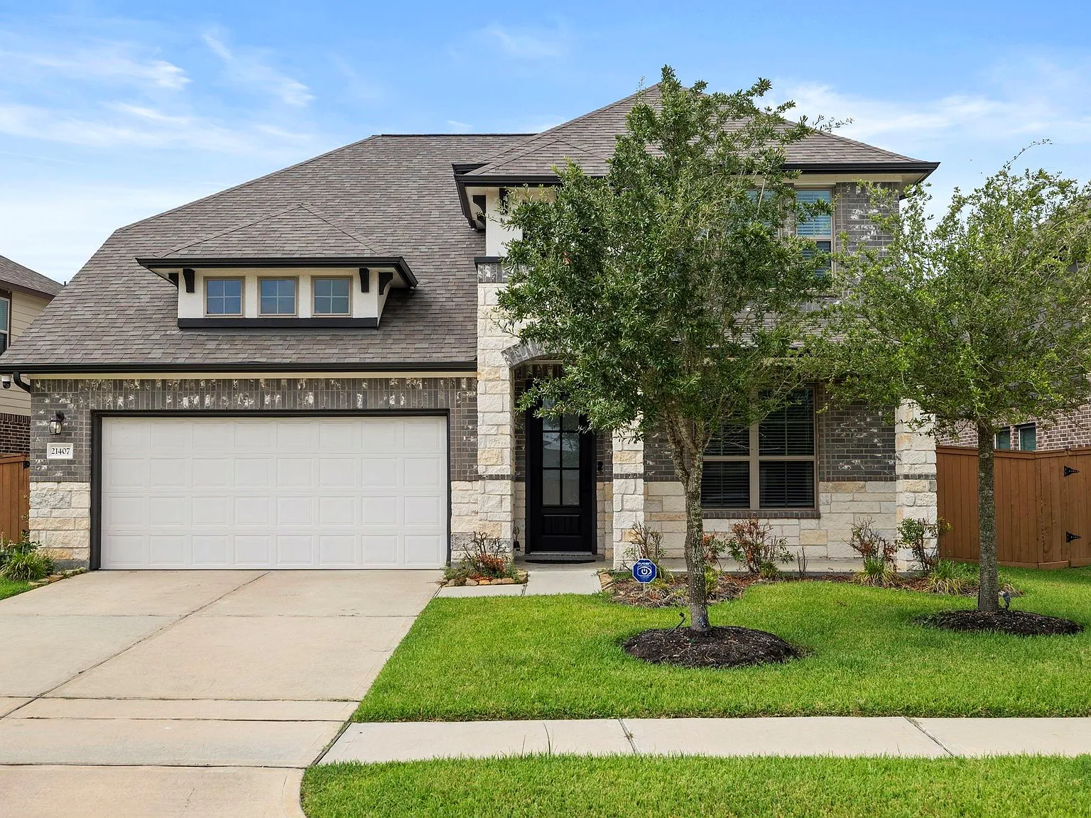4 bed, 3.5 bath, 2890 sqft, $3,800 — Photo 2