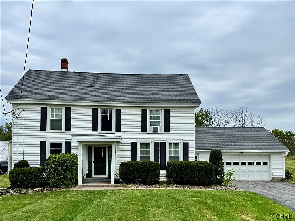 4 bed, 2.5 bath, 7318 sqft, $2,500 — Photo 1