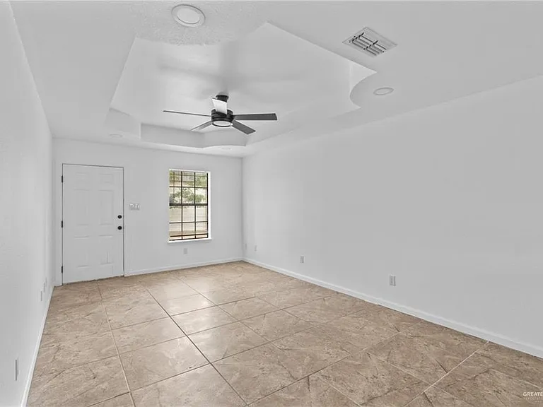 112 E Peter St #3 — Photo 3