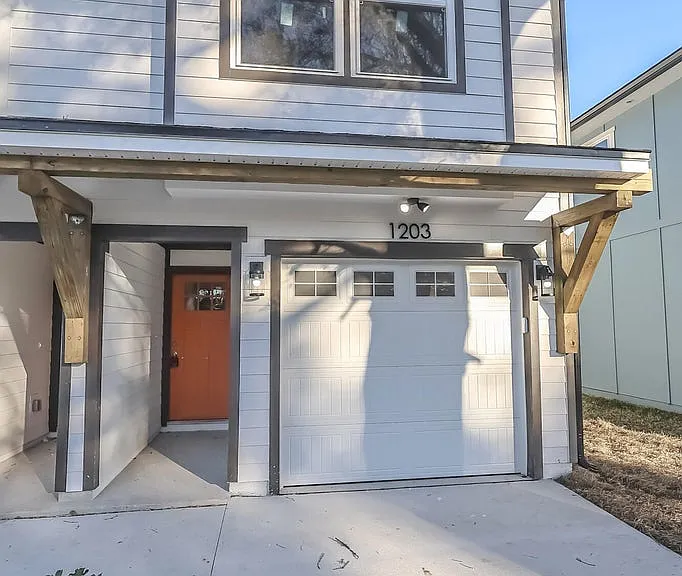 1203 Neva St — Photo 1