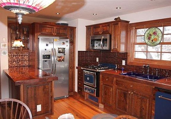 Kitchen south wall