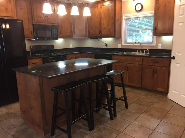 909 Whistler Ln, Huntsville, TX 77320