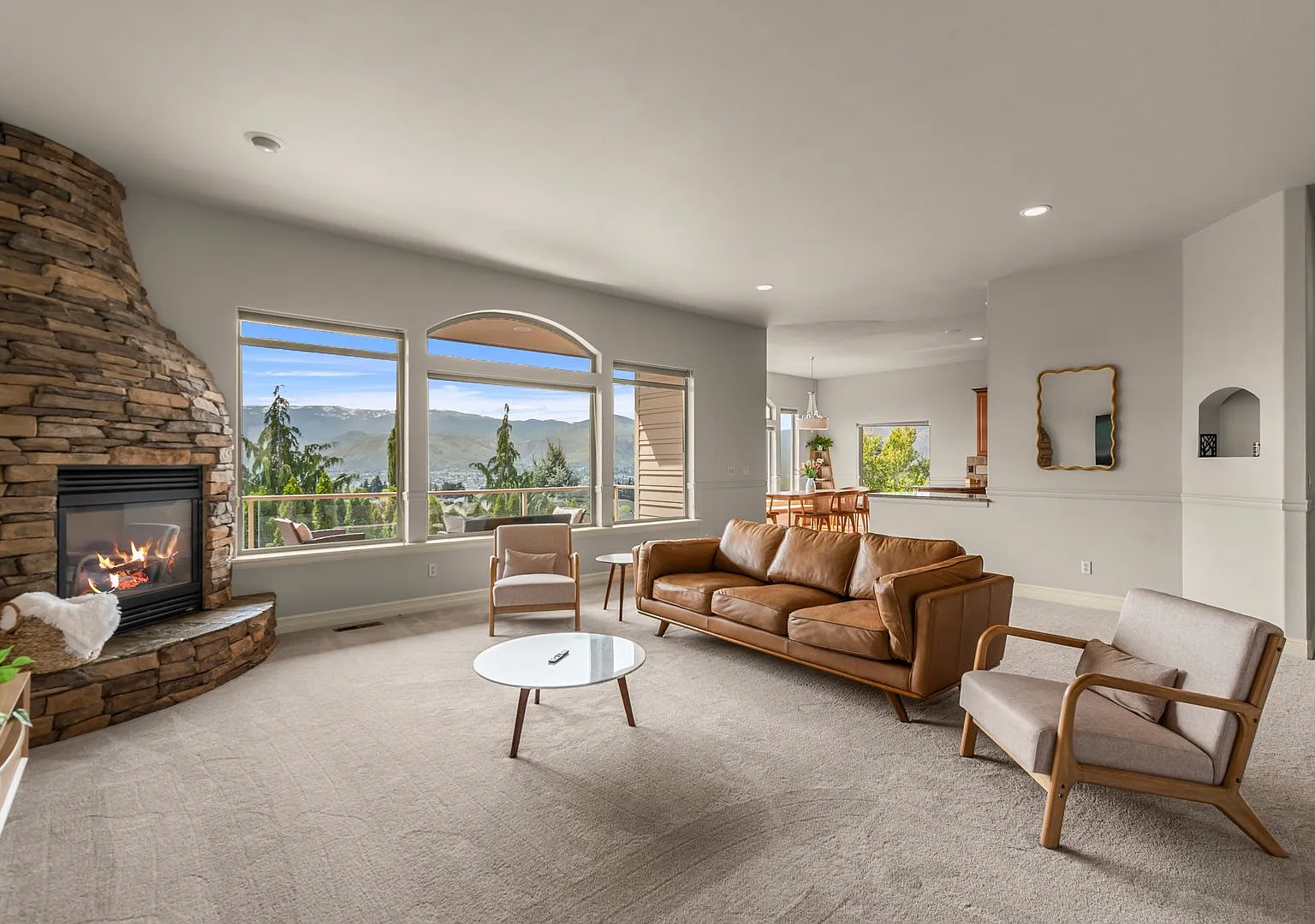 Gorgeous Fully Furnished 4-Bedroom and 3-Bathroom Home in Briarwood — Photo 3