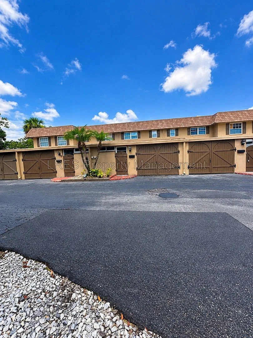 2 bed, 1.5 bath, 1200 sqft, $2,125 — Photo 2