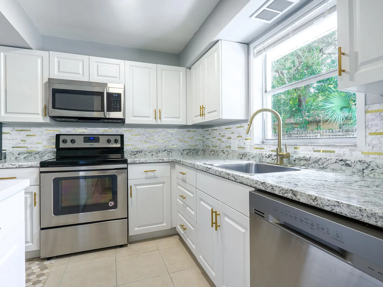 2 bed, 860 sqft, $1,895 — Photo 2