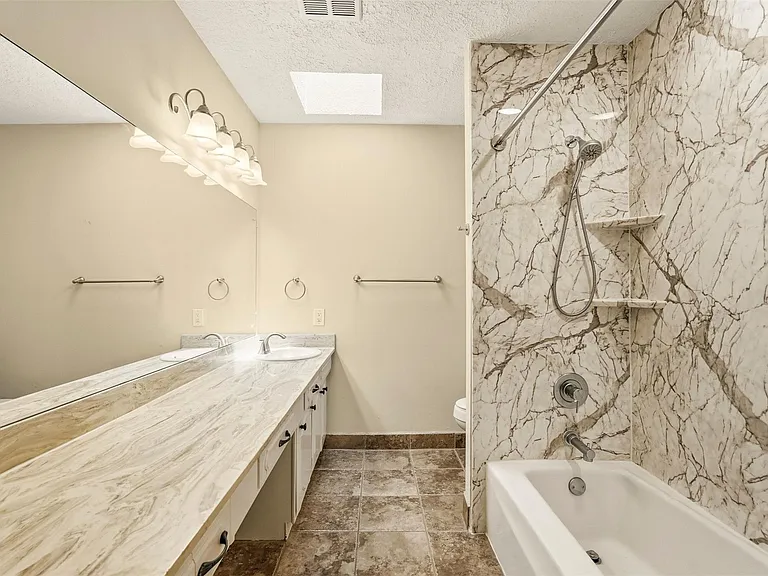 496 N Post Oak Ln #496 — Photo 23