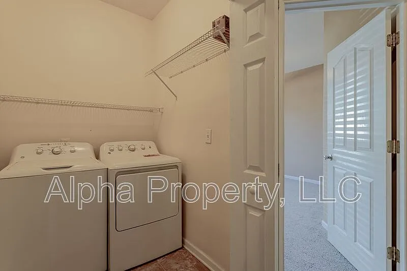 3 bed, 2.0 bath, 1974 sqft, $2,000 — Photo 4