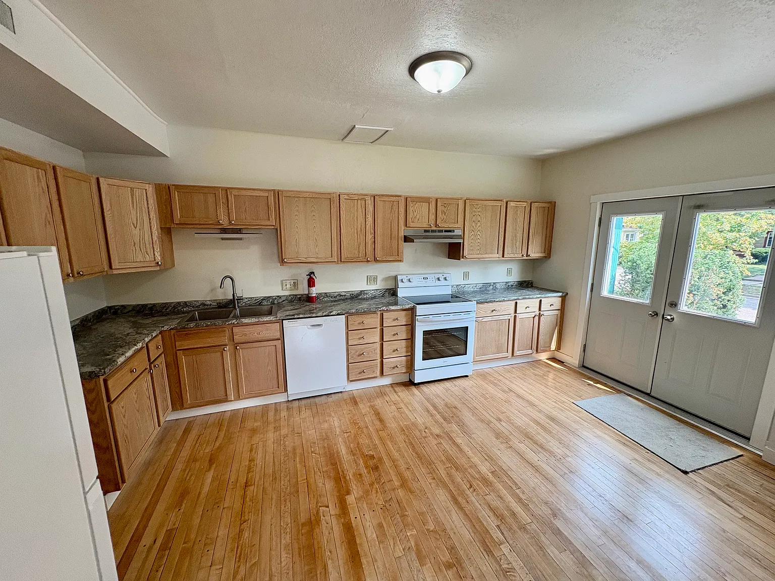 3 bed, 1217 sqft, $1,995 — Photo 2