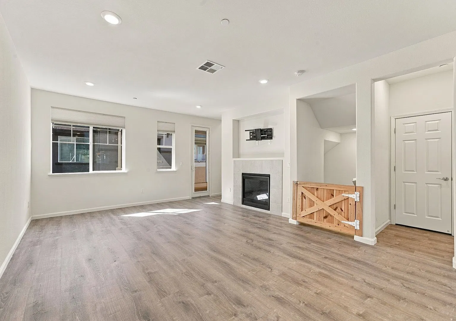 Modern & Spacious 4-Bedroom, 3.5-Bathroom Townhome in Hayward | Attached 2-Car Garage & Resort-St... — Photo 2