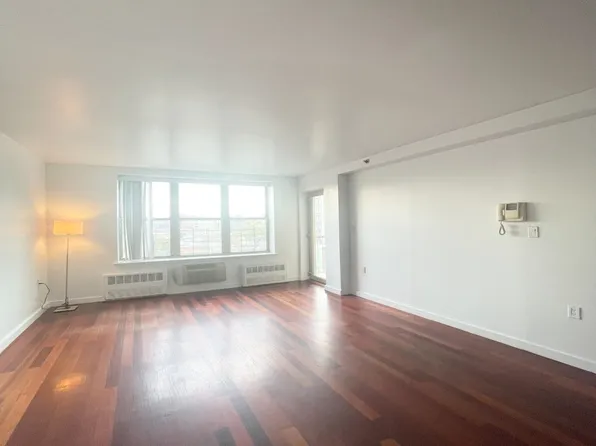 21-24 Newtown Avenue image 1 of 8