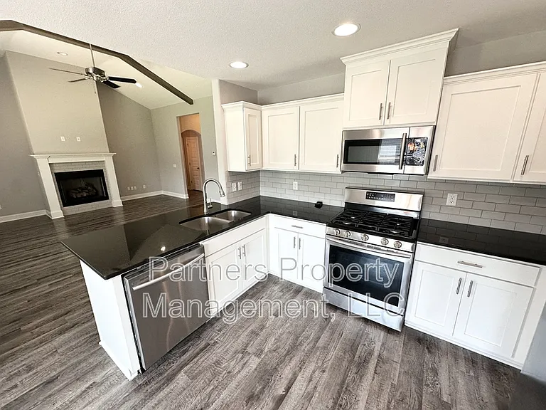 1521 N Dawes St — Photo 6