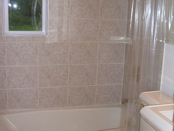 Nice neutral full bath, excellent condition