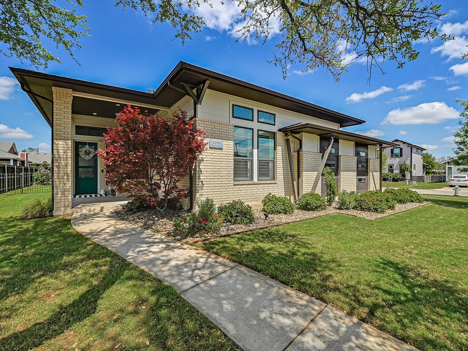 4 bed, 3.0 bath, 2005 sqft, $2,000 — Photo 1
