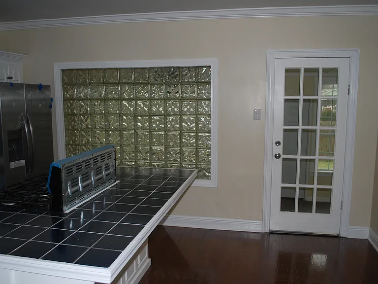 Kitchen to sunroom entry