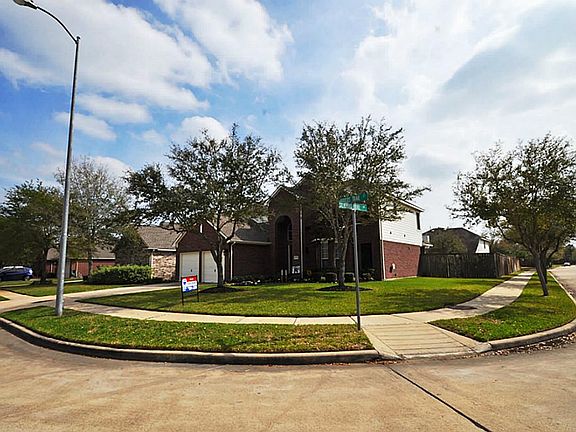 This home is located on a corner lot at the end of a culdesac. Just minutes from I-10, Grand Parkway