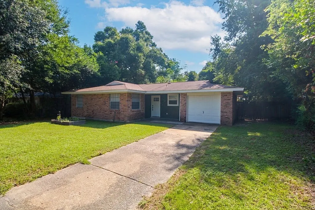 3 bed, 1.5 bath, 1320 sqft, $1,500 — Photo 2