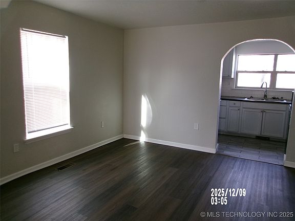 4th image of 312 W 10th St