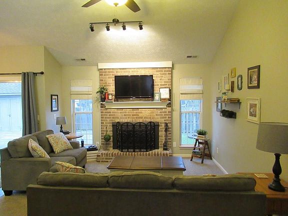 2nd image of 923 Eagle Brook Dr